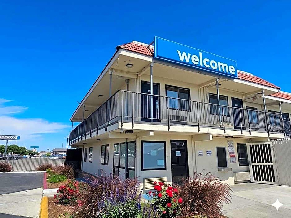 Motel 6 Fresno Blackstone South