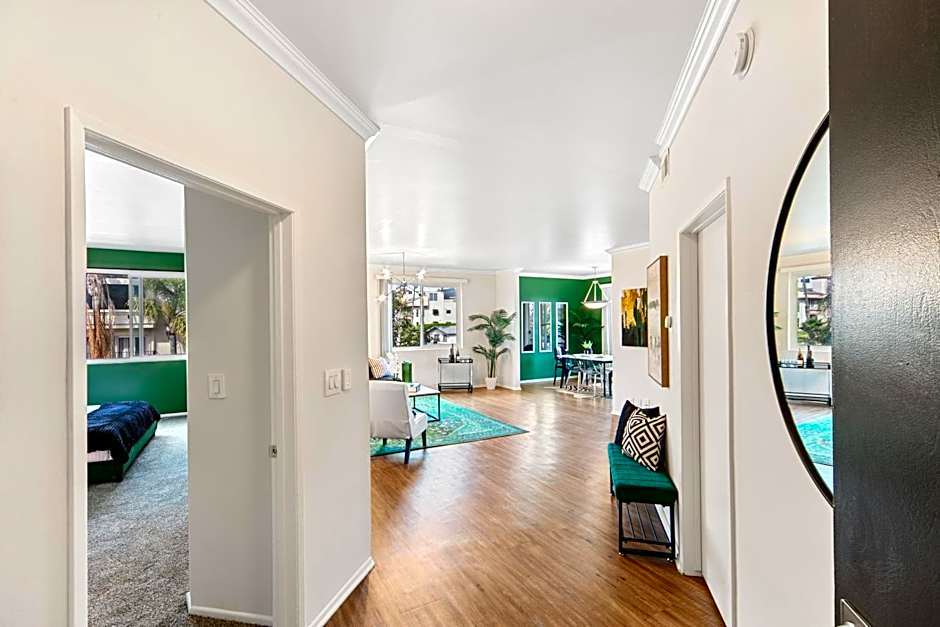 Beverly Hills Glamour Oasis 2 BR Apt with Parking 304