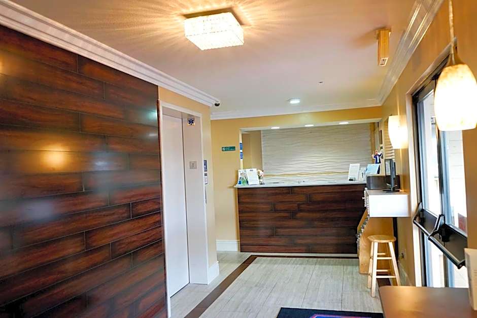 Howard Johnson by Wyndham Salinas