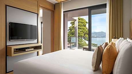 One-Bedroom Suite with Ocean View with Balcony