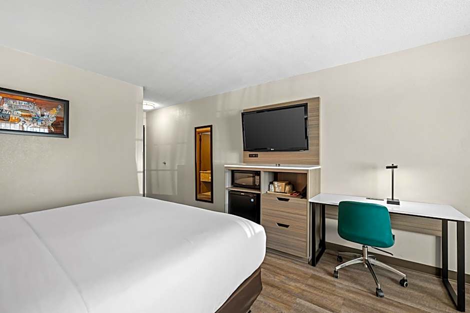 Econo Lodge Inn & Suites Santa Fe South