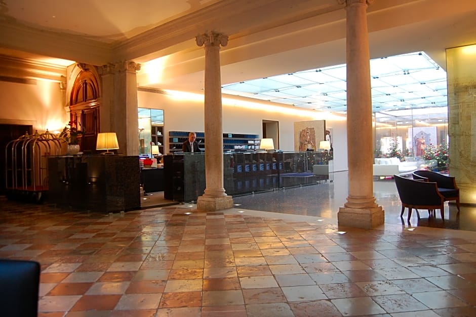 Hotel Monaco & Grand Canal