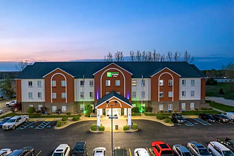 Holiday Inn Express Hotel & Suites Bedford By IHG