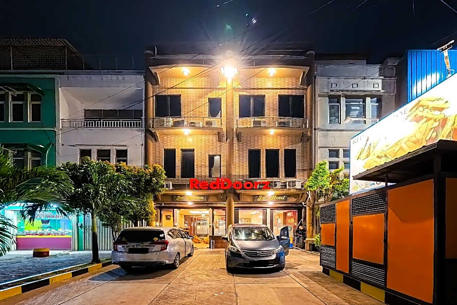 RedDoorz Plus near Soekarno Hatta Airport 2