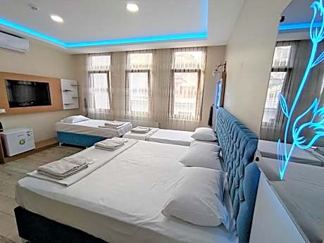 Quadruple Room with Private Bathroom