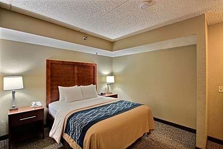 Queen Suite - Accessible/Non-Smoking