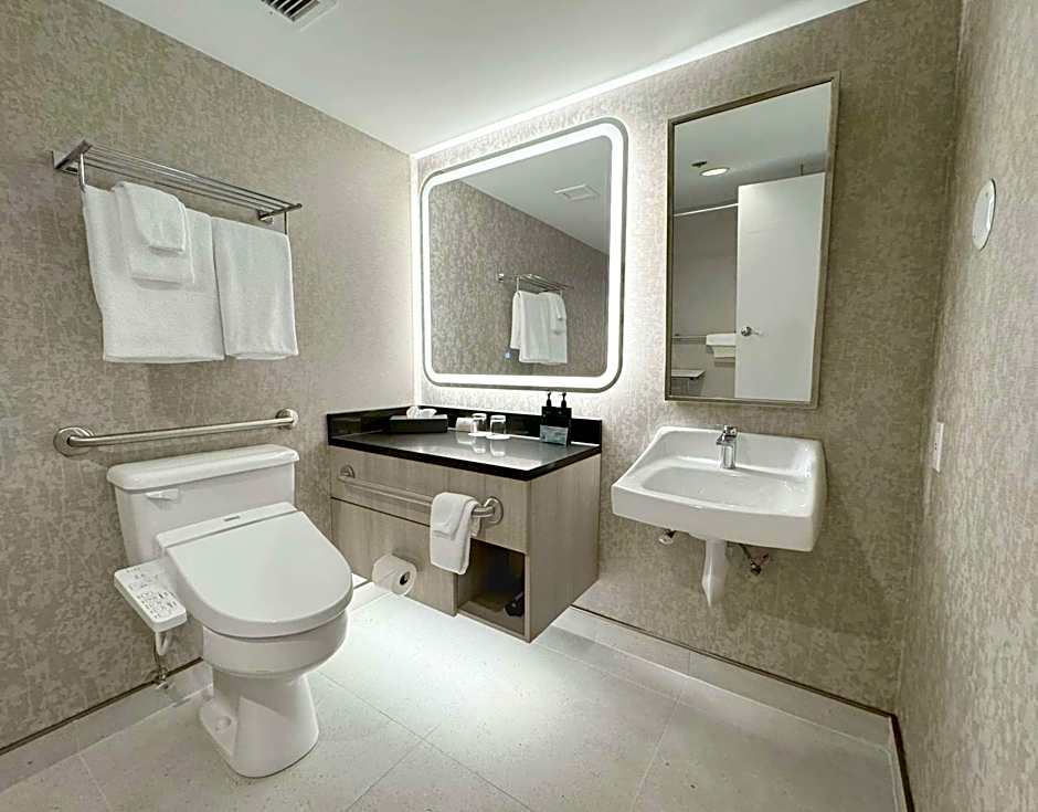 Coast Victoria Hotel & Marina by APA