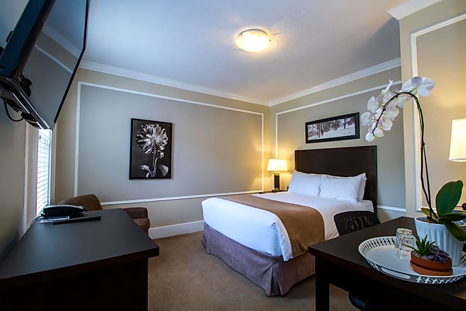 Photo 1 of 16 of Deluxe 1 Queen Bed