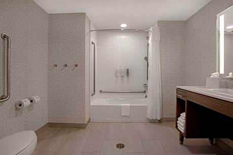 2Qn Mobility/Hearing Access Tub Studio Suite