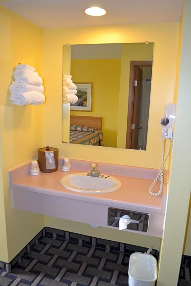 Sky Lodge Inn & Suites - Delavan