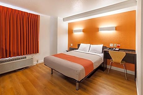 1 Queen Bed | Mobil Access Tub Nsmk Micfridg