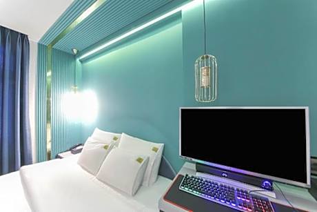 PC Room with City View
