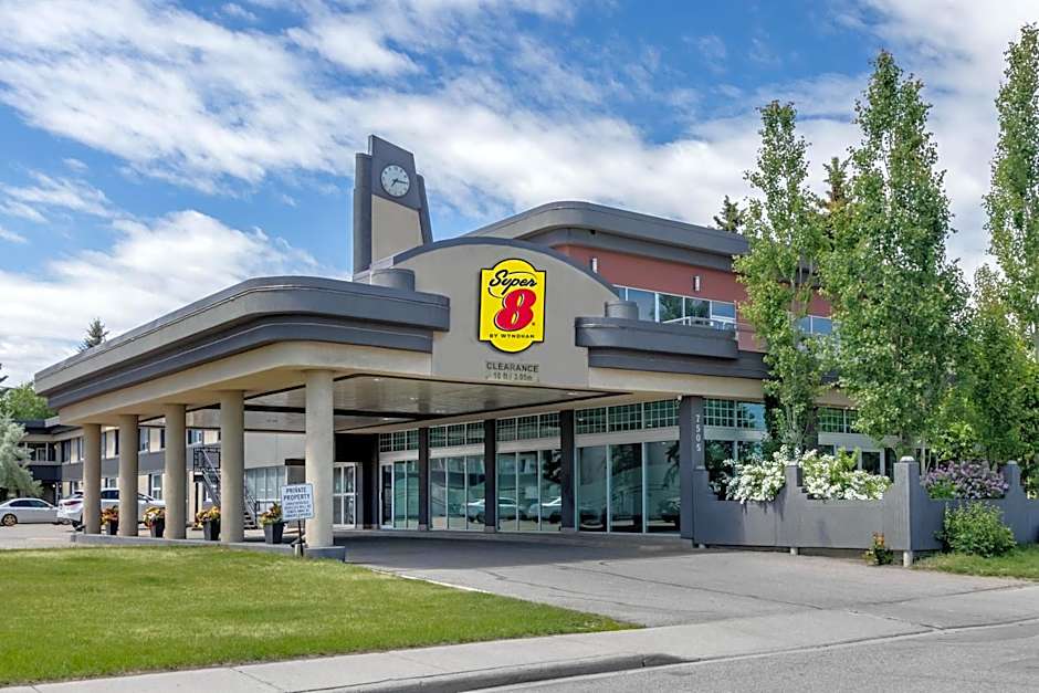 Super 8 by Wyndham Macleod Trail Calgary
