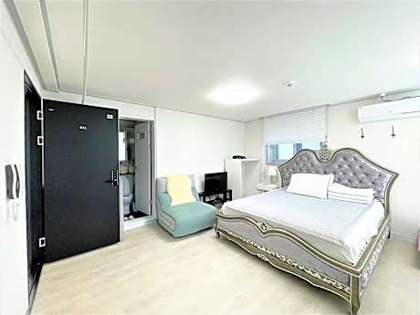 Quadruple Room with Private Bathroom