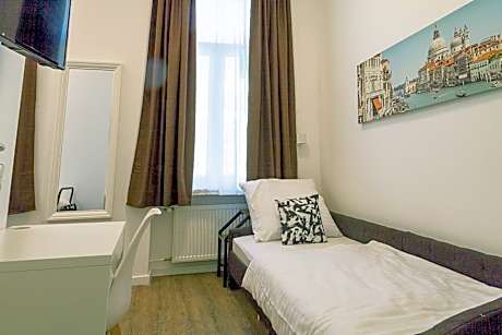 Twin Room with Private External Bathroom