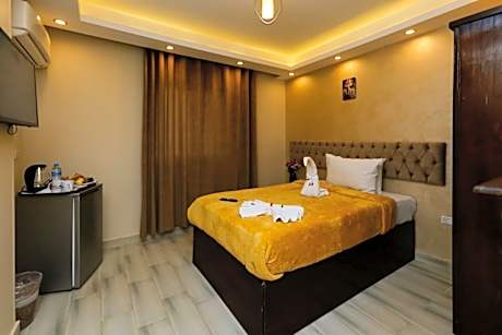 Majestic Marvel: Luxury Living with the Pyramids