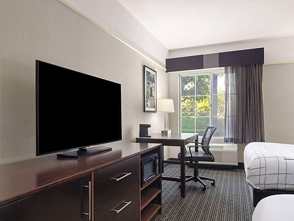 La Quinta Inn & Suites by Wyndham Santa Clarita - Valencia