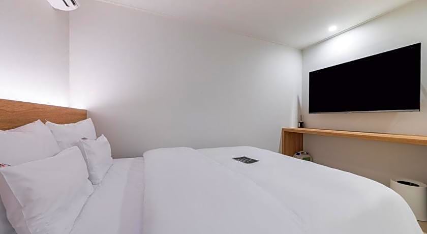 From H Dongbaek Hotel by Kwon Geoje Gohyeon