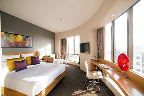 Executive Room with happy hour from 6pm to 8pm at the Bar