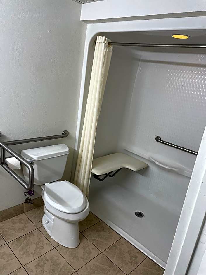 Travelodge by Wyndham Vernon CT