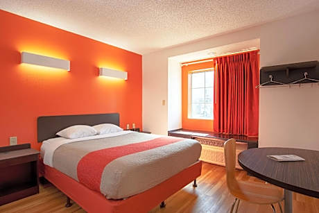 1 Queen Bed | Mobility Access Tub Ste Nsmk