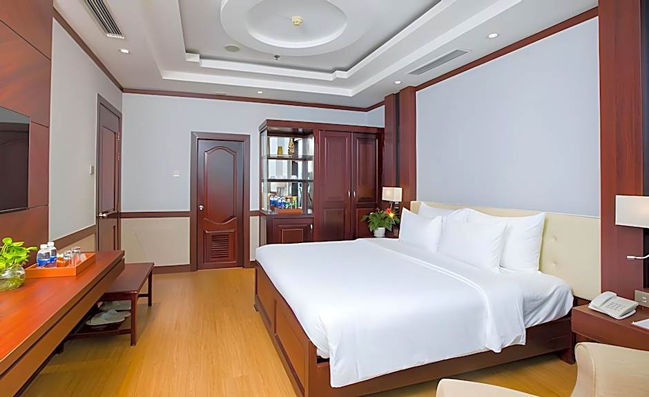 Van Phat Riverside Hotel