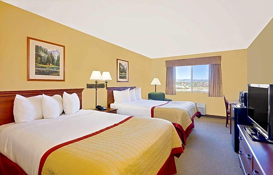 Pinedale Hotel & Suites