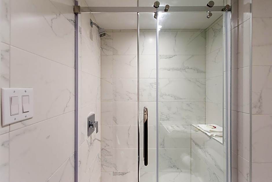 Studio Palms Steps from JeanTalon Market Full Bath by Den Stays