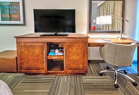Queen Room with Mobility Access/Non-Smoking
