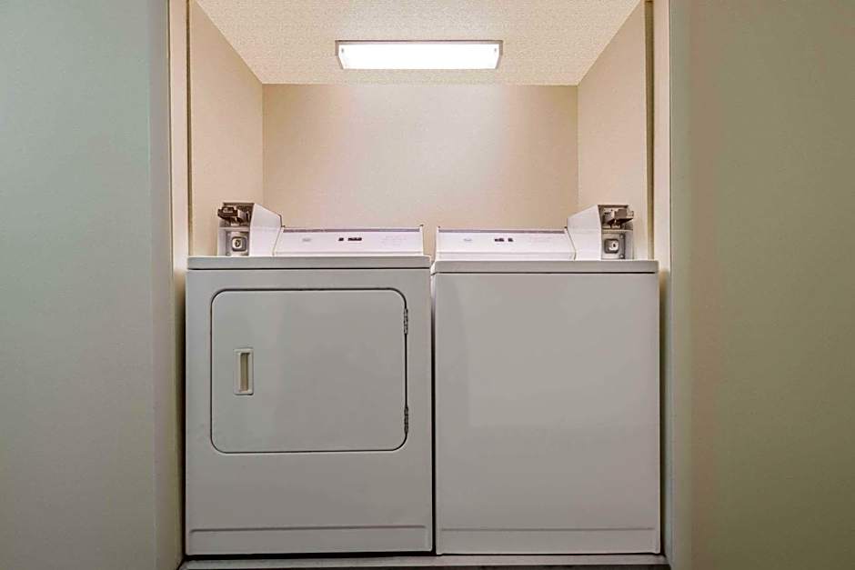 Super 8 by Wyndham Topeka/Wanamaker RD/I-70