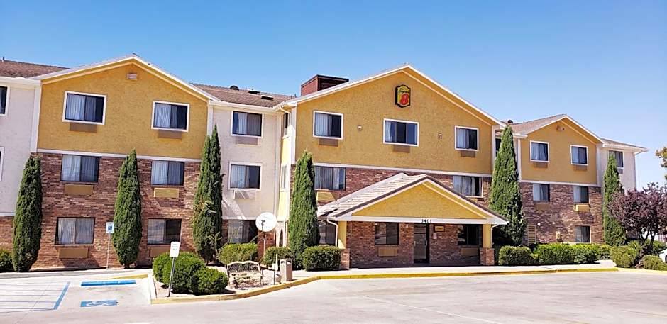 Super 8 by Wyndham Kingman