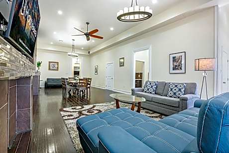 Stylish 4BR condo in Downtown by Hosteeva