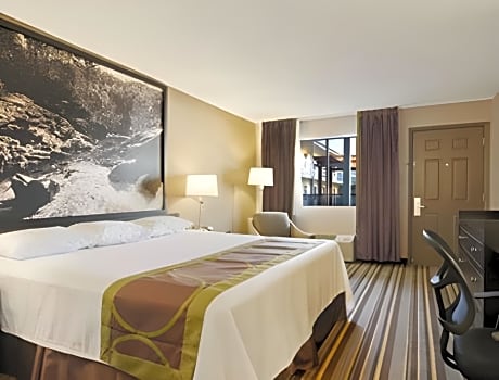 1 King Bed Smoking