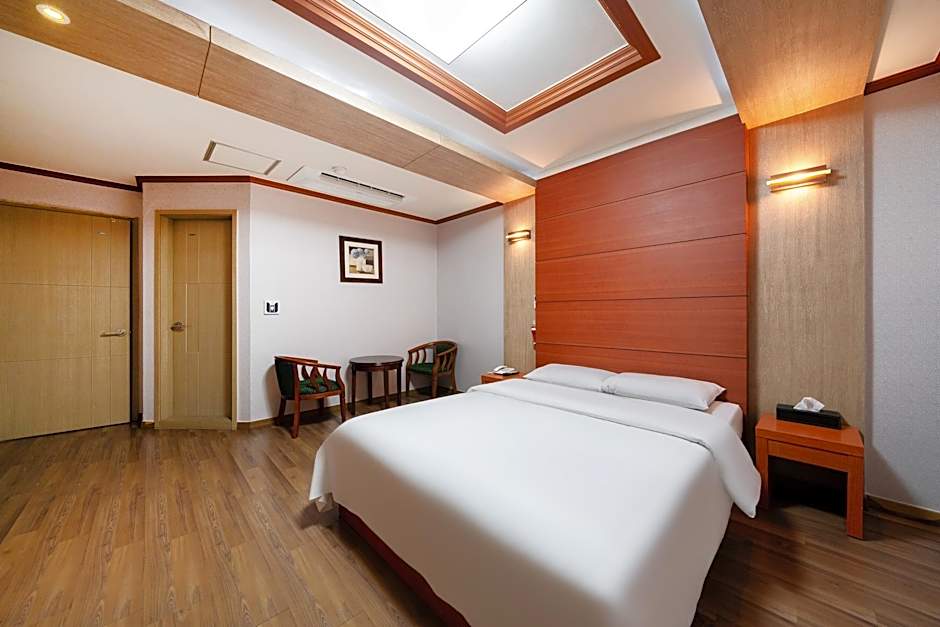 Metro Pol Tourist Hotel