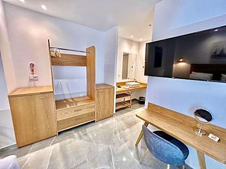 Deluxe Double Room with Side Sea View