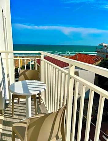 Deluxe Double Room with Side Sea View