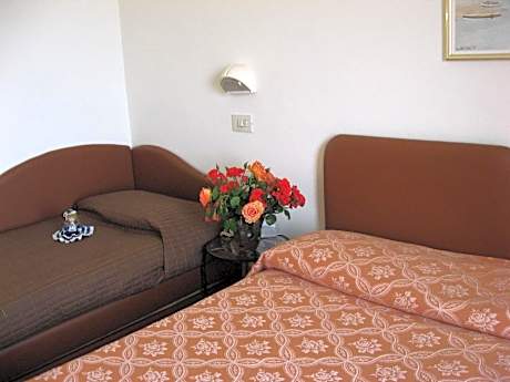 Family Room (2 Adults + 2 Children)