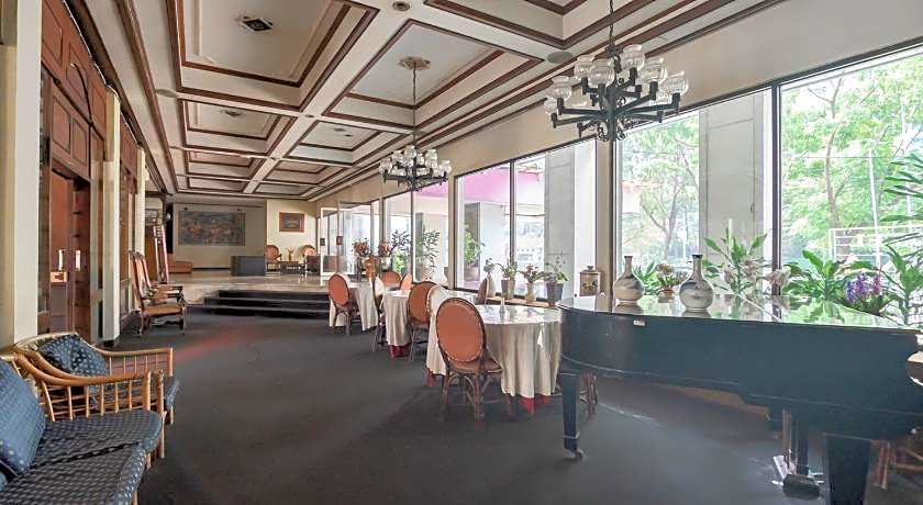 Istana Hotel Bandung Mitra RedDoorz