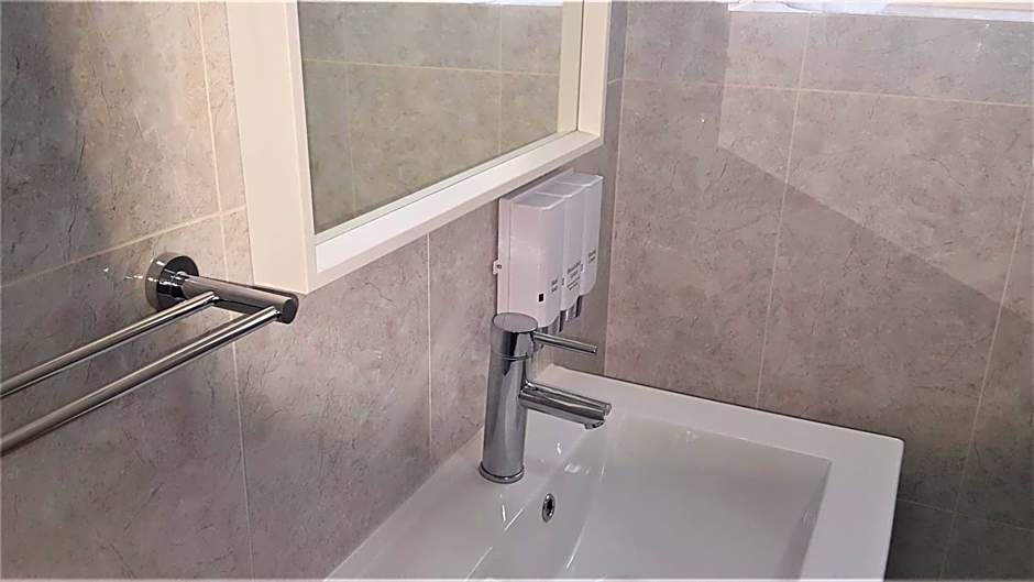 Hibiscus Lakeside Motel