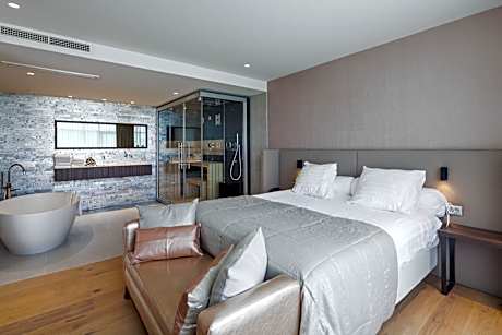 Suite with Spa Bath
