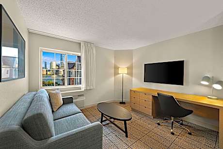One Bedroom Queen - NYC View - Hearing Accessible - Tub