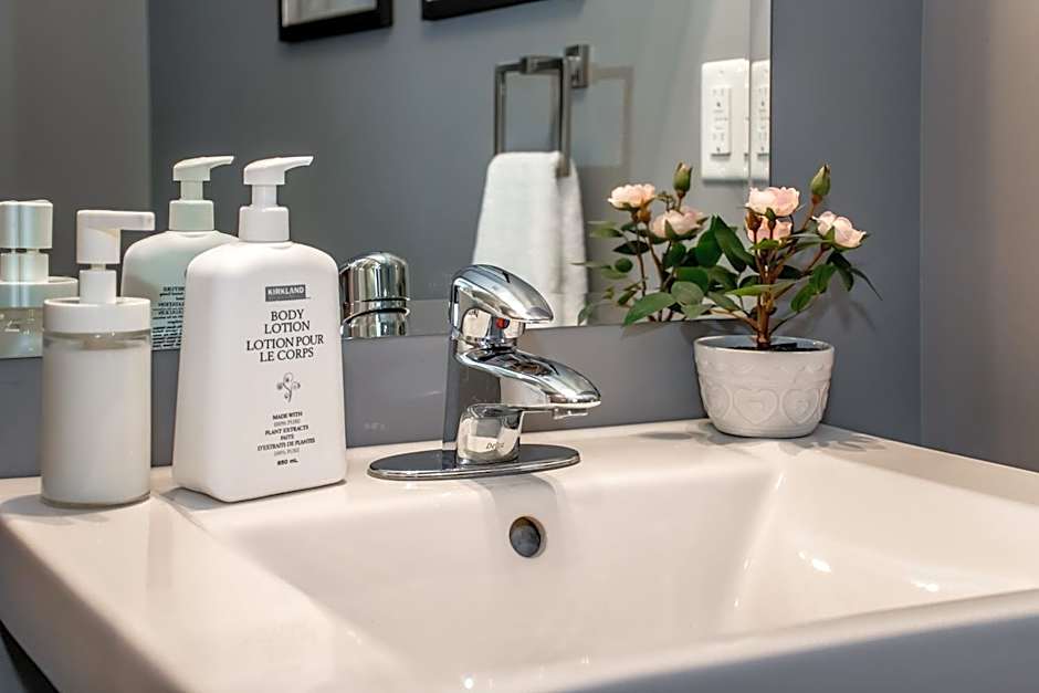 Amazing Luxe Home, AC, HUGE Yard, FirePit, Pet Friendly, Sleeps 10!