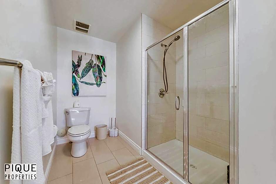 Tropical Oasis - King Beds - Free Netflix & Parking - Fast Wi-Fi