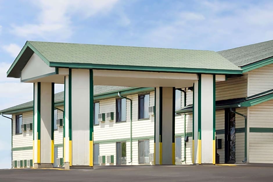 Super 8 by Wyndham Carroll