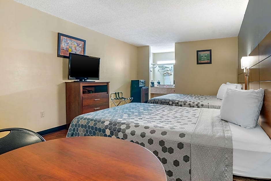 Econo Lodge Inn & Suites Forest