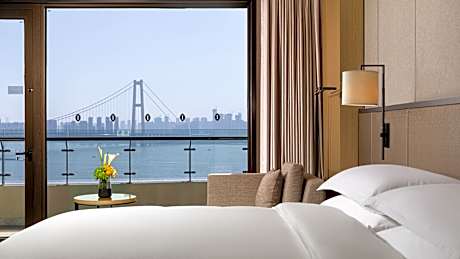 1 King Classic River View Club Lounge Access