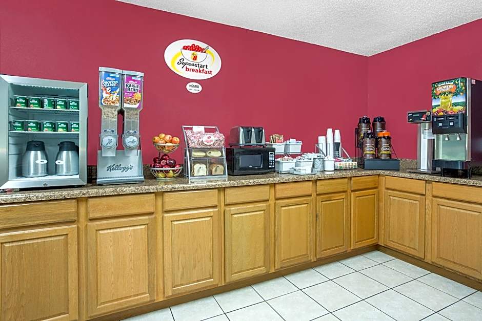 Super 8 by Wyndham Roanoke VA