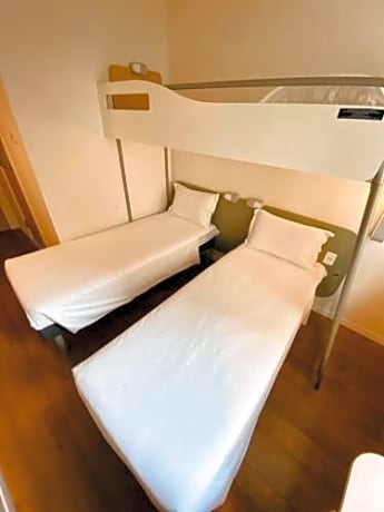 Standard triple room with three single beds