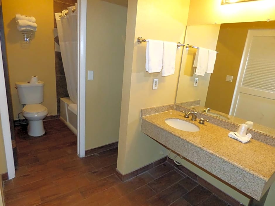 Economy Inn & Suites