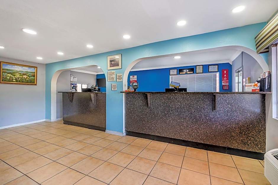 Econo Lodge Inn & Suites I-64 & Us 13